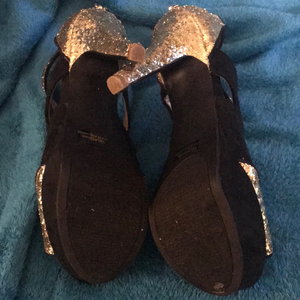 Guess Heels - Picture 4 of 4